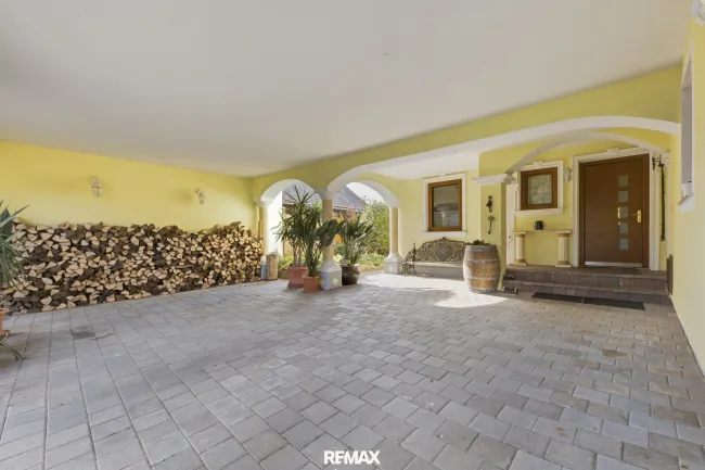 Energieeffizientes, großzügiges Einfamilienhaus mit Pool, sonnigem Garten und beheiztem Wintergarten!