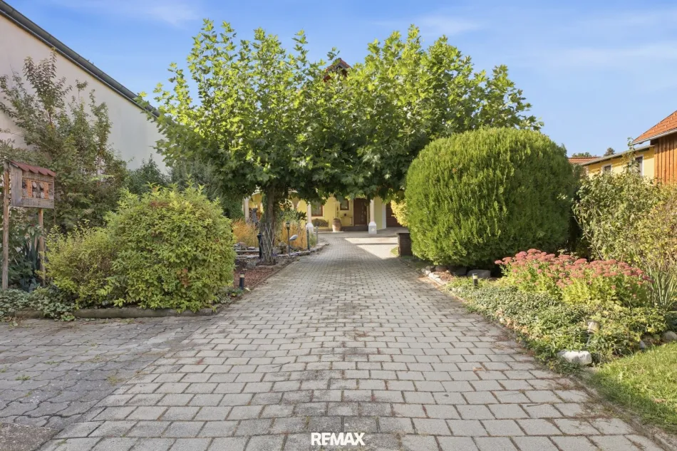 Energieeffizientes, großzügiges Einfamilienhaus mit Pool, sonnigem Garten und beheiztem Wintergarten! - Bild