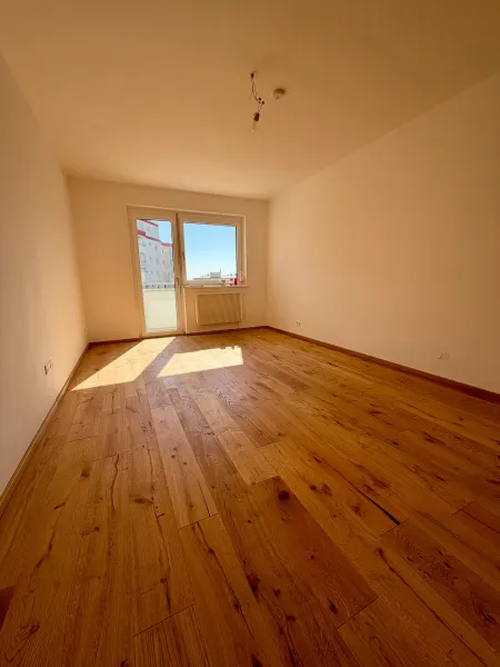 Wohnzimmer mit Zugang zum Südbalkon.jpg