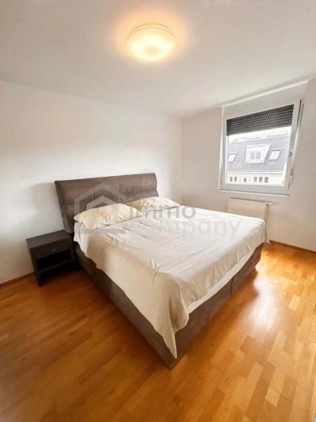 54 m² Modernes Möblierte Dachgeschosswohnung mit Stadtblick, lift und eigene Stellplatz in 1020, Wien! - Bild
