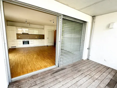 Große Loggia mit Blick in den Wohnraum