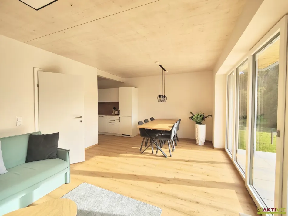Anlageobjekt am Wörthersee: Neues, voll möbliertes Ferienhaus mit Dachterrasse, Garten und Carport - Titelbild