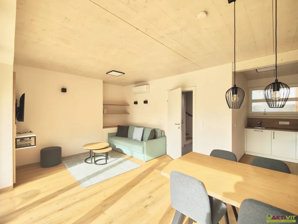 Anlageobjekt am Wörthersee: Neues, voll möbliertes Ferienhaus mit Dachterrasse, Garten und Carport - Bild