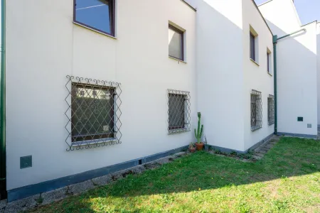 Nordostseitige Fenster mit Fenstergittern