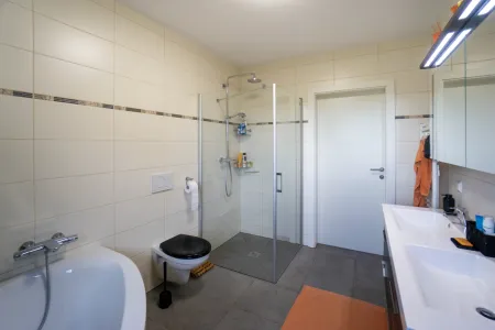 Bad mit WC und bodengleicher Dusche