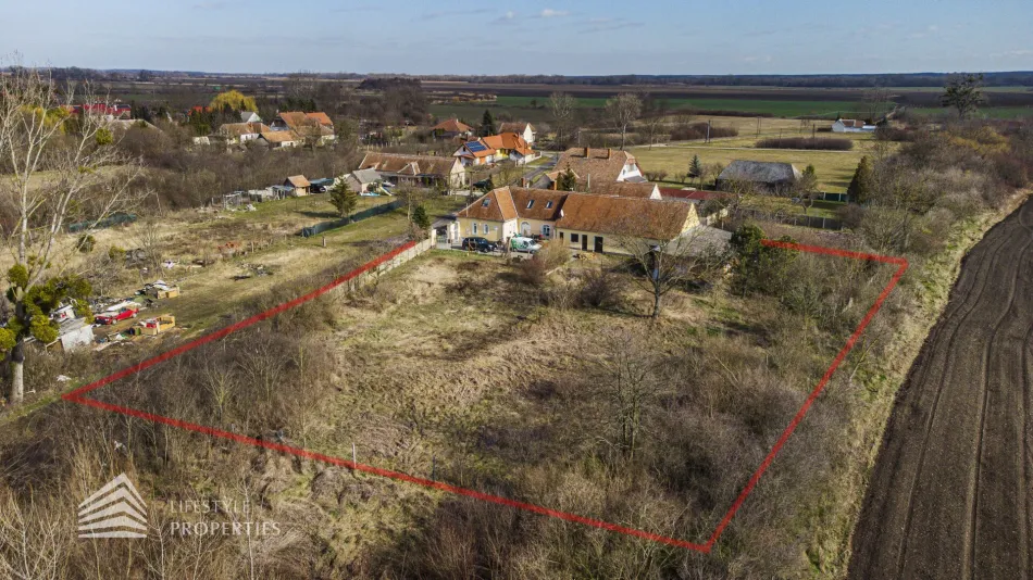 Geräumiges Einfamilienhaus mit großen Garten - Titelbild