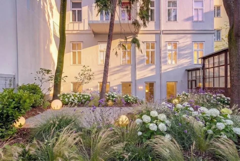 Erstbezug - Rarität Altbau Gartenwohnung im Herzen der Josefstadt - Titelbild