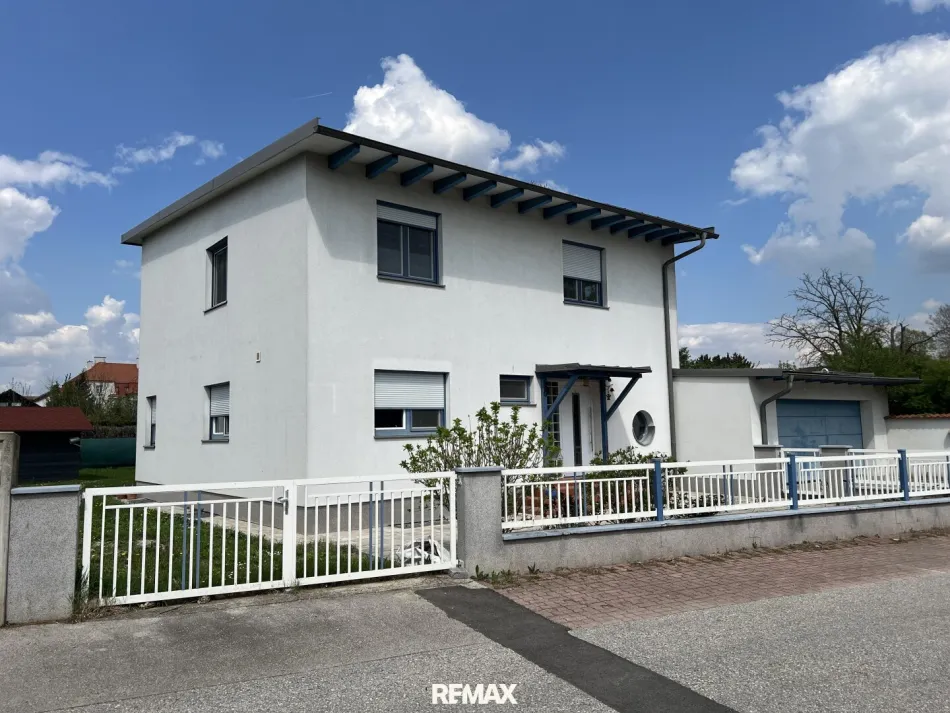 Großzügiges Einfamilienhaus mit Garten, Terrasse & Garage in Ebenfurth, 4 Zimmer, 195m² - Titelbild