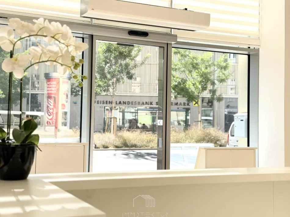 ALTSTADTFLAIR: Repräsentatives Geschäft / Büro mit großzügigen Glasfronten und perfekter Sichtbarkeit - Bild