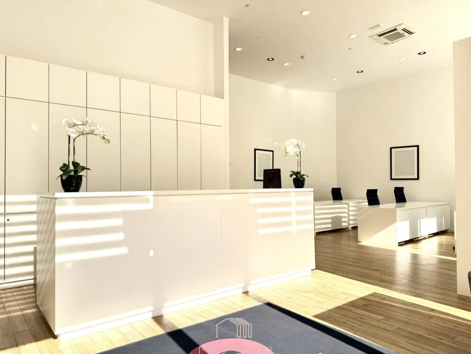 ALTSTADTFLAIR: Repräsentatives Geschäft / Büro mit großzügigen Glasfronten und perfekter Sichtbarkeit - Bild
