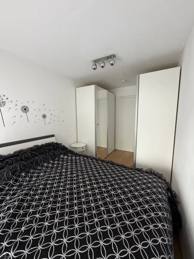Wohnen mit Stil: Exklusive 4-Zimmer-Wohnung mit traumhaftem 117 m² Privatgarten - Bild