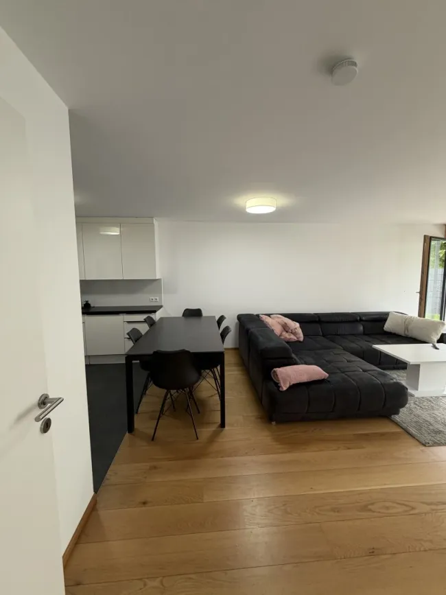 Wohnen mit Stil: Exklusive 4-Zimmer-Wohnung mit traumhaftem 117 m² Privatgarten - Titelbild