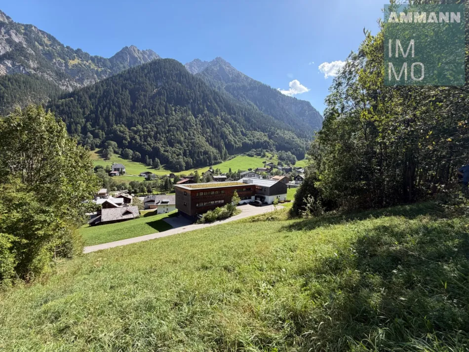 Wohnen wo andere Urlaub machen: zentrale Hanggrundstücke in Brand - Titelbild