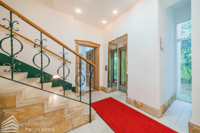 Luxuriöse 12-Zimmer-Villa mit Wellnessbereich Nähe Gersthof - Bild