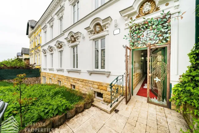 Luxuriöse 12-Zimmer-Villa mit Wellnessbereich Nähe Gersthof - Titelbild