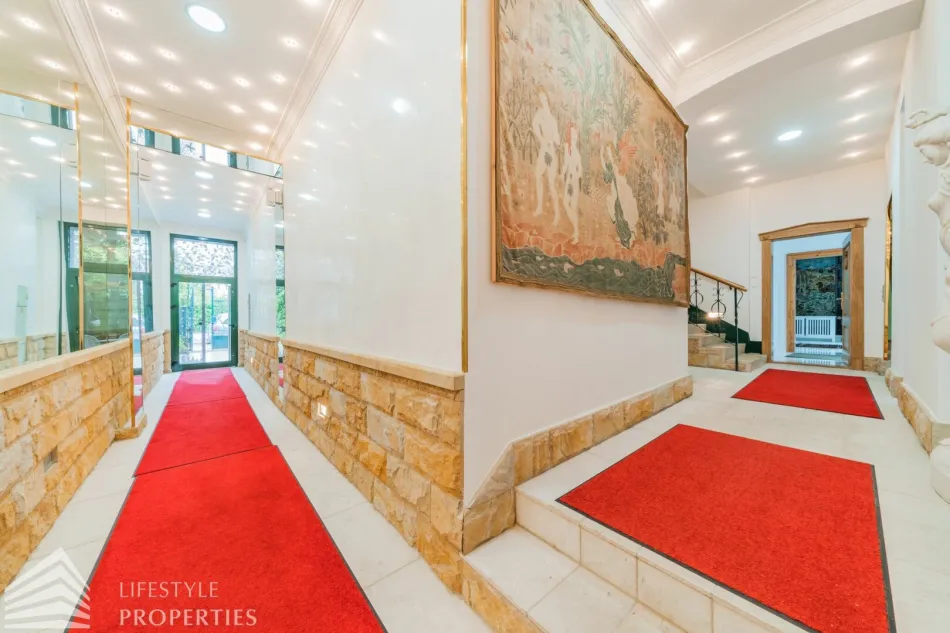 Luxuriöse 12-Zimmer-Villa mit Wellnessbereich Nähe Gersthof - Bild