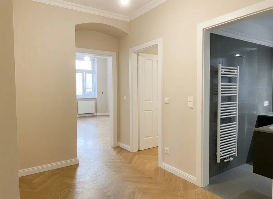 SANIERTE, KOMPAKTE STADT-ALTBAUWOHNUNG MIT PARKBLICK IN HERVORRAGENDER LAGE - Bild