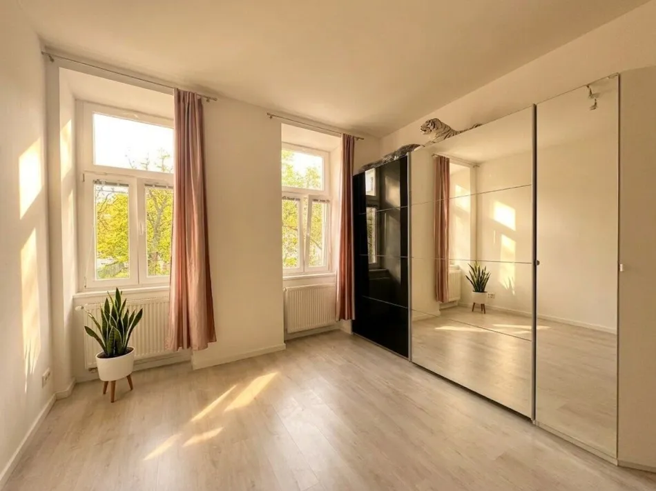 CHARMANTE 1-ZIMMER-ALTBAUWOHNUNG MIT PARKBLICK IN 1200 WIEN - Titelbild