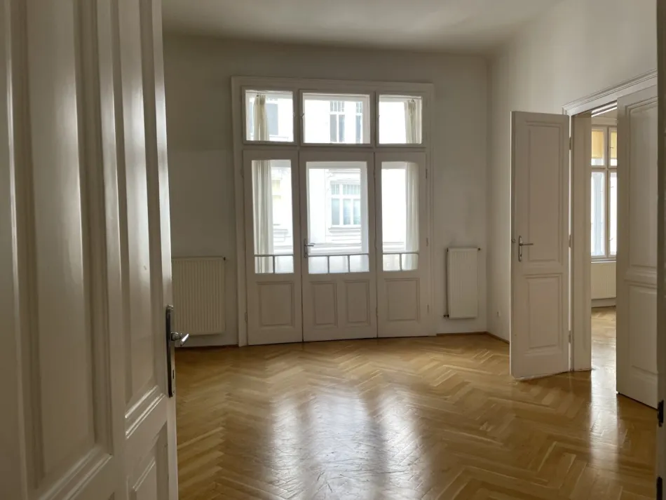 UNBEFRISTET: 4 Zimmer Wohnung mit kleiner Freifläche ab NOVEMBER - Titelbild
