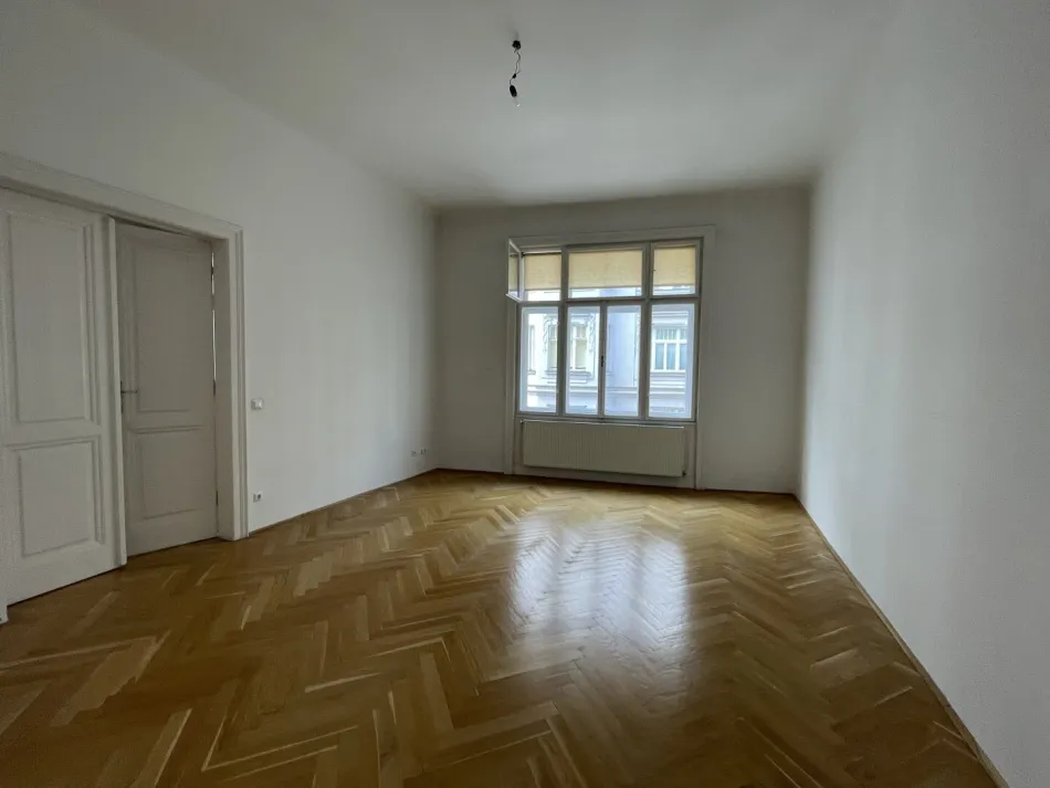 UNBEFRISTET: 4 Zimmer Wohnung mit kleiner Freifläche ab NOVEMBER - Bild