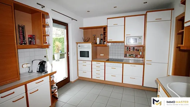 Einfamilienhaus zur Vermietung mit Doppelgaragen und 2 Stellplätzen - Titelbild
