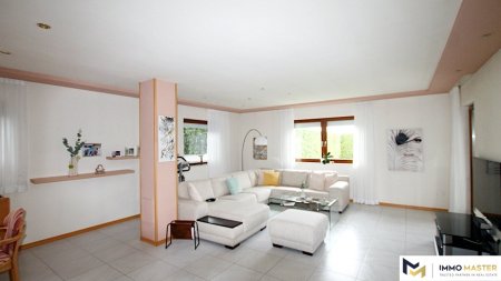 Einfamilienhaus zur Vermietung mit Doppelgaragen und 2 Stellplätzen