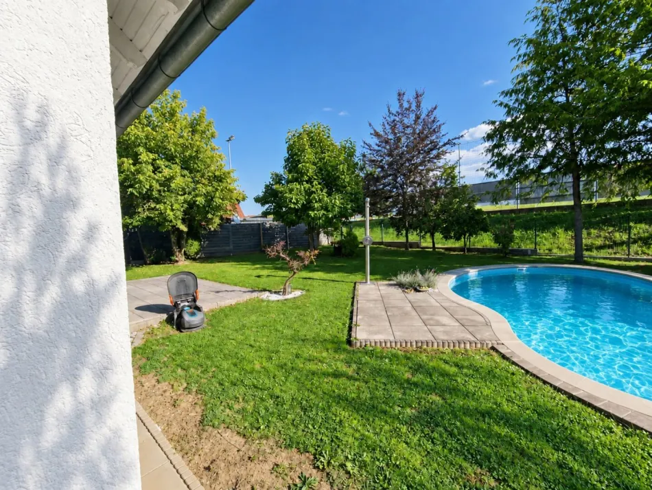 Ein Zuhause für Genießer-Einfamilienhaus mit Pool und 2 Garagen - bezugsbereit - Bild