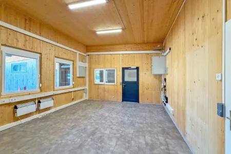 Büro mit Schiebefenster Richtung Halle