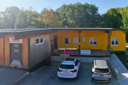 Zugang Vorderseite mit Parkplätzen
