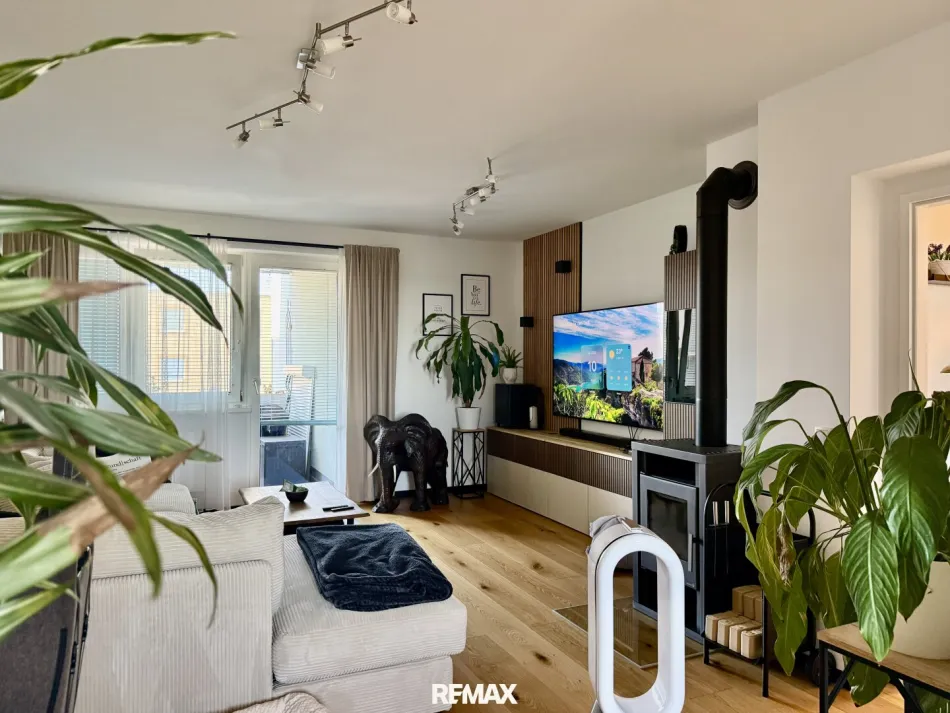 Hochwertig sanierte 3-Zimmer-Eigentumswohnung mit Loggia & Parkplatz! - Bild
