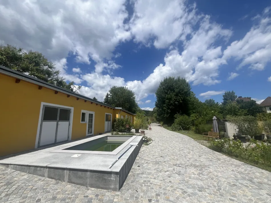 Wohnen Sie noch oder leben Sie schon? Überragende Liegenschaft im Bezirk Baden - Pool, Nebengebäude, landwirtschaftliche Flächen - Bild