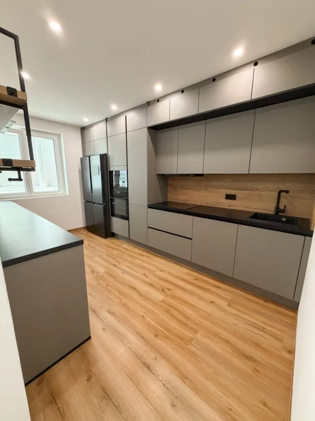 Modern wohnen – frisch renovierte 4 Zimmer Wohnung mit heller Loggia in Wels - Titelbild