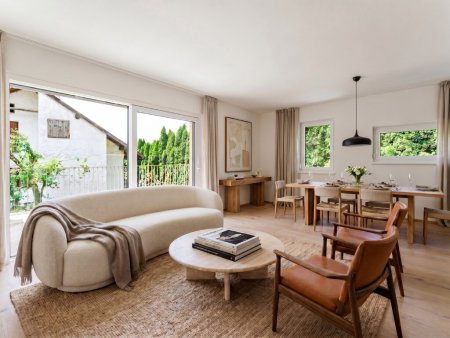 Neu entstandene Doppelhaushälfte. Wo Garten, Ruhe und der Mondsee zum Alltag gehören
