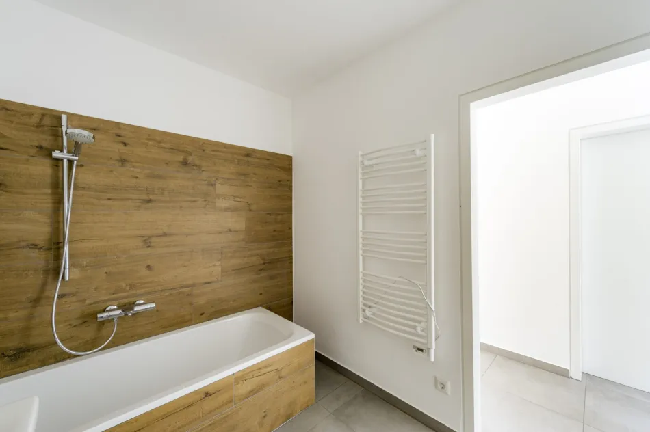 Sonne im Wohnzimmer. Natur vor der Tür. Moderne 4-Zimmer-Mietwohnung mit Südwest-Balkon und zwei Carports in Kirchschlag - Bild