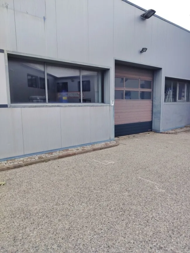 Großzügige Lagerhalle mit modernen Büro- & Besprechungsräumen in Spital bei Michelhausen an der B1 gelegen - Titelbild