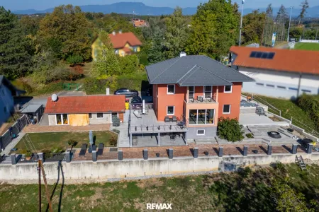 Haus mit Garten und Nebengebäude