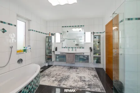 Badezimmer mit Dusche, Badewanne und WC