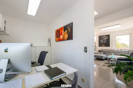 vom Wohnzimmer abgeteilter Arbeitsbereich