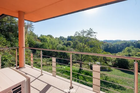 überdachte Terrasse auf der Gartenebene