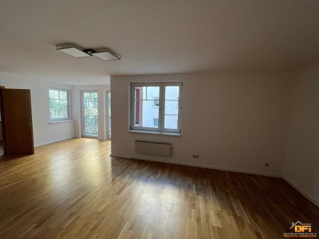 Gut geschnittenes Büro in guter Lage nahe U6