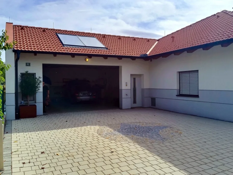 Modernes, ebenerdiges Einfamilienhaus in Neusiedl am See – 750 m² Grundstück & großzügige Garage - Bild