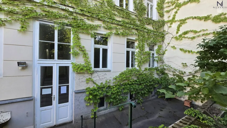 Vielseitige 3-Zimmer-Wohnung mit großem Potenzial und einem bezaubernden Grünblick, die darauf wartet, von Ihnen liebevoll renoviert zu werden. (über 1.000m2 Gemeinschaftsgarten) - Titelbild