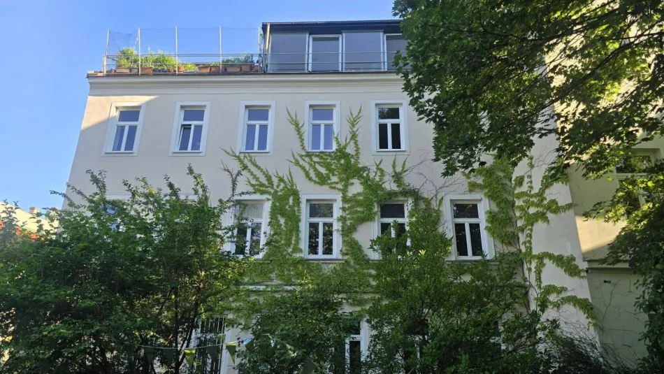 Vielseitige 3-Zimmer-Wohnung mit großem Potenzial und einem bezaubernden Grünblick, die darauf wartet, von Ihnen liebevoll renoviert zu werden. (über 1.000m2 Gemeinschaftsgarten) - Bild