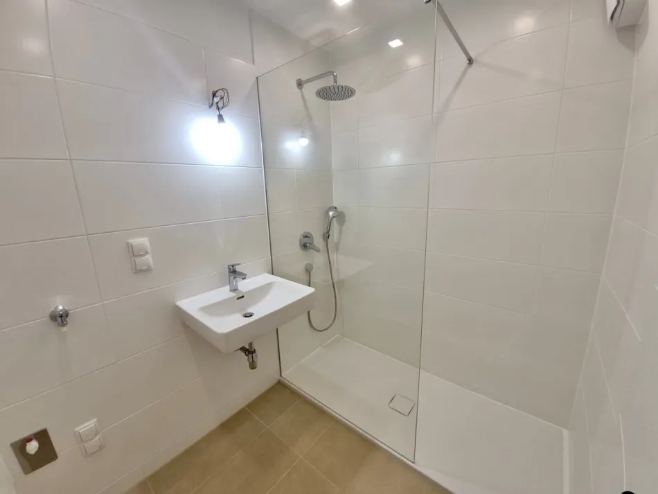 Neu sanierte 2-Zimmer-Wohnung (53m²) mit idyllischem Gemeinschaftsgarten! - Bild