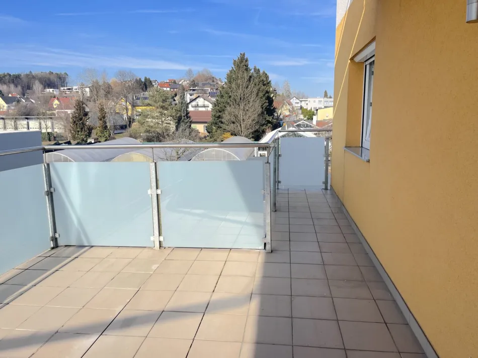 Große 3-Zimmer-Whg mit Terrasse - Bild