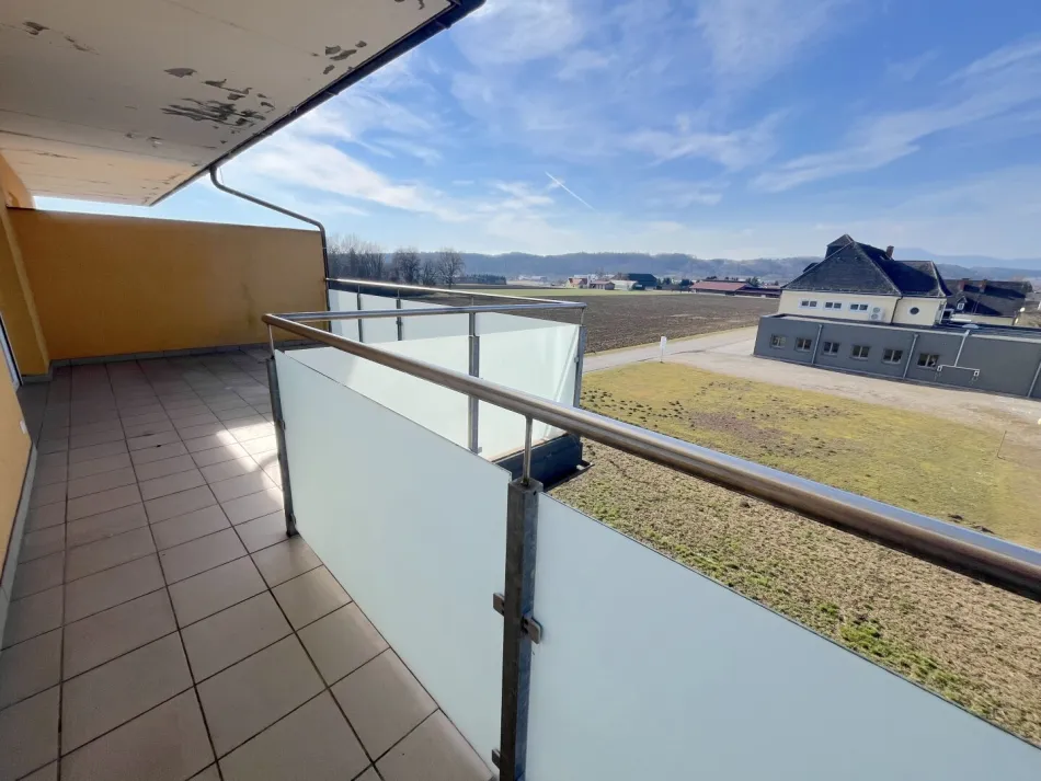 Große 3-Zimmer-Whg mit Terrasse - Titelbild
