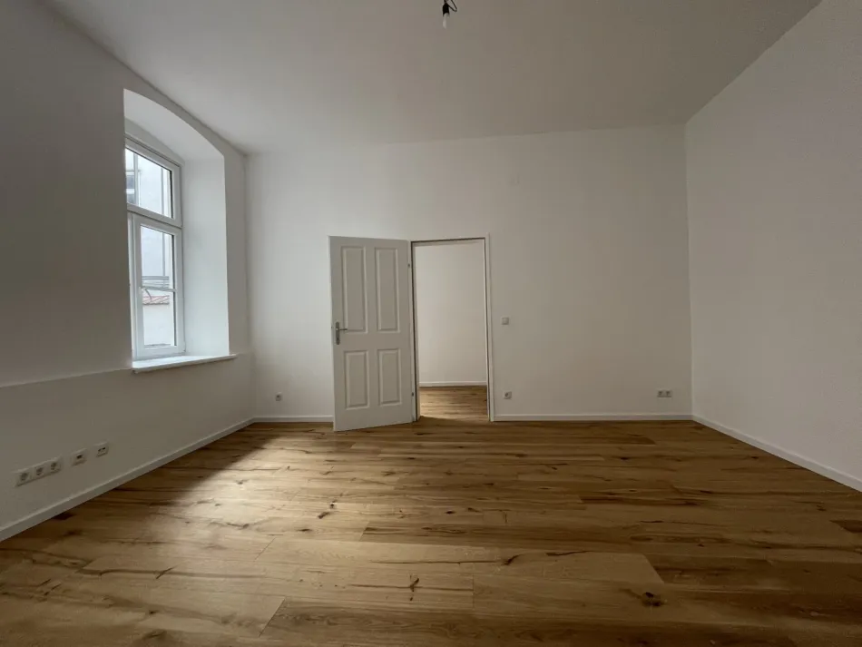 Arbeiten und Wohnen gut kombiniert : Smarte 2-Zimmer-Altbauwohnung mit großem Lager - Bild