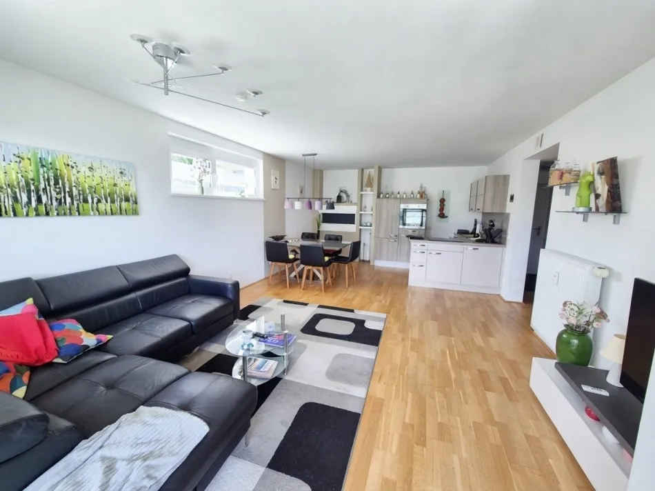 Top-Gelegenheit ! Neuwertige moderne 3-Zi-Wohnung mit großem Aussichtsbalkon & Garage - Bild