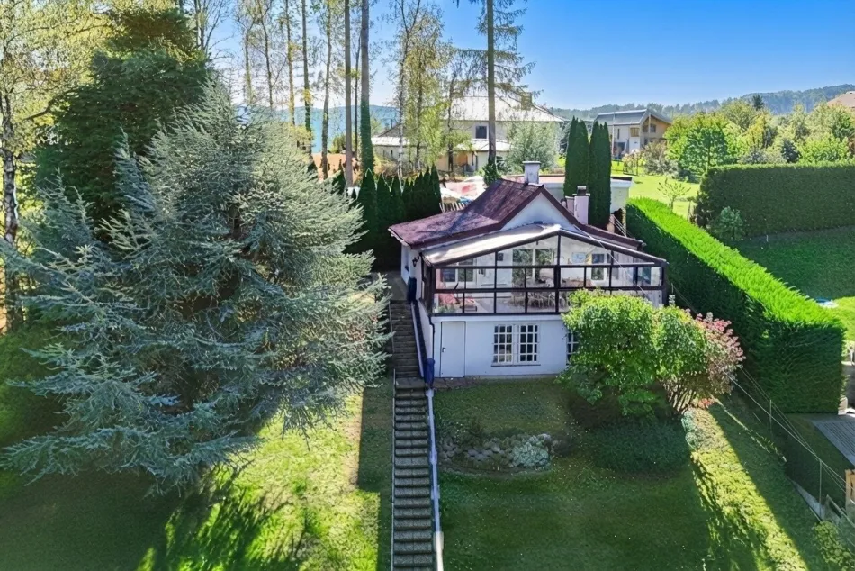 Wohnhaus mit großem Wintergarten und riesigem Naturgarten in Unter Oberndorf - Titelbild