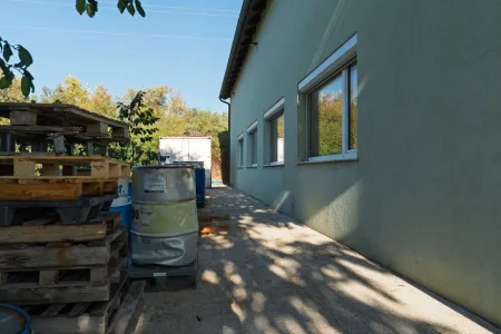 seitlich der Betriebshalle